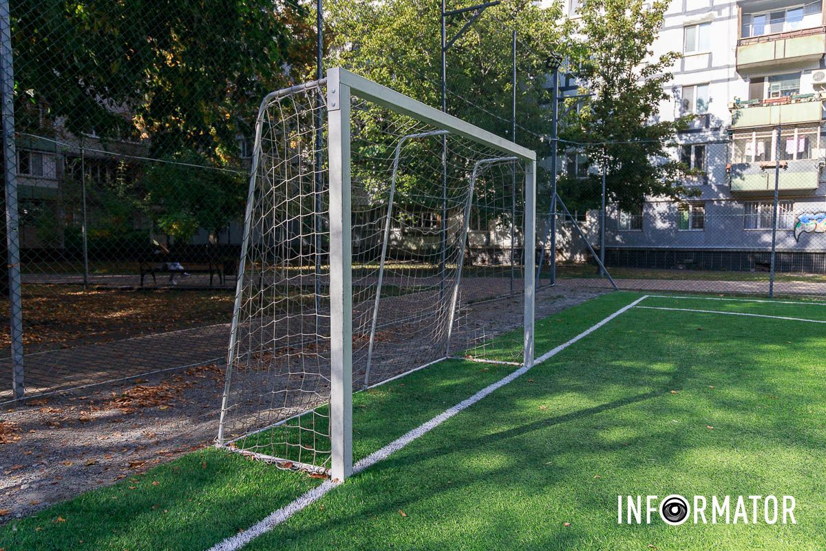 Обновили футбольное поле В Днепре в сквере Янгеля за 3 миллиона обновили футбольное поле: как оно выглядит после ремонта 2