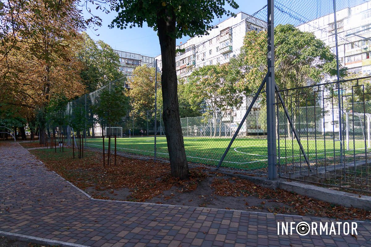 Работы начали месяц назад В Днепре в сквере Янгеля за 3 миллиона обновили футбольное поле: как оно выглядит после ремонта 6