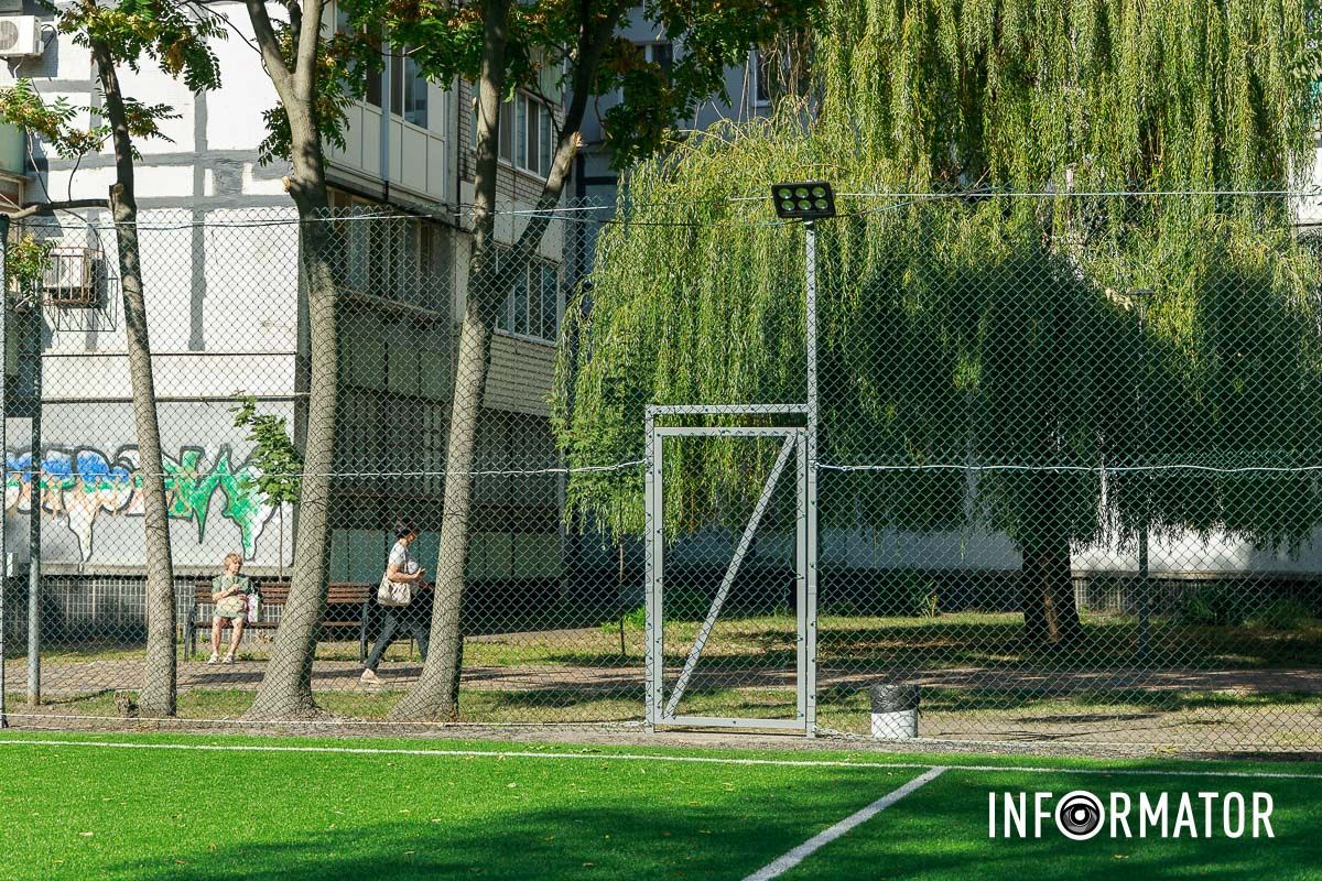 Наряду с этим стадионом находится еще одно футбольное поле В Днепре в сквере Янгеля за 3 миллиона обновили футбольное поле: как оно выглядит после ремонта 5