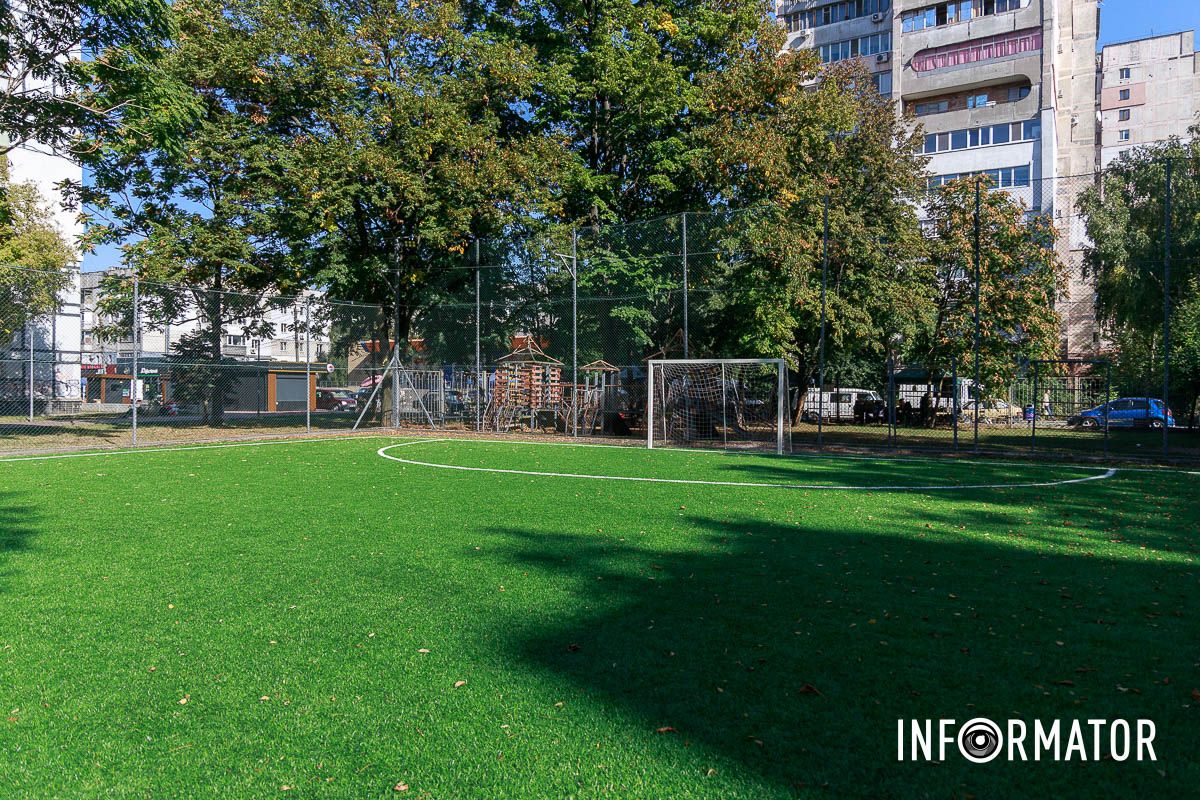 Фото по состоянию на 23 сентября В Днепре в сквере Янгеля за 3 миллиона обновили футбольное поле: как оно выглядит после ремонта 7