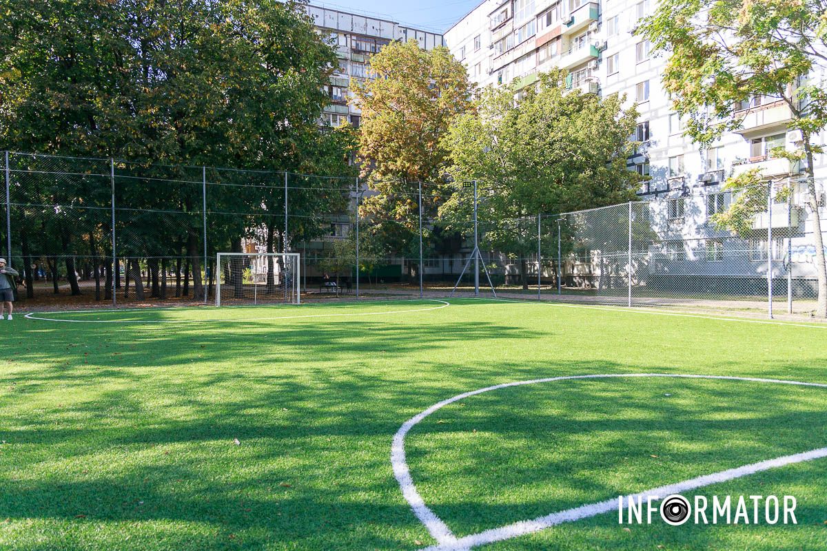В тендере участвовал только один участник В Днепре в сквере Янгеля за 3 миллиона обновили футбольное поле: как оно выглядит после ремонта 10
