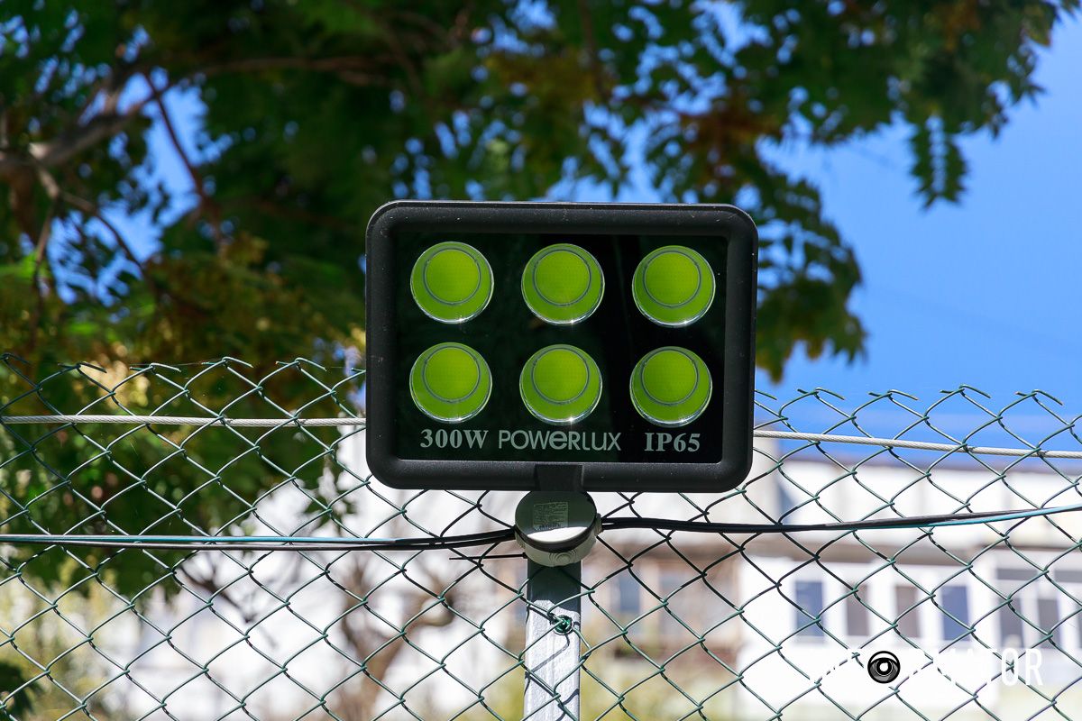 Установили такие прожекторы В Днепре в сквере Янгеля за 3 миллиона обновили футбольное поле: как оно выглядит после ремонта 9