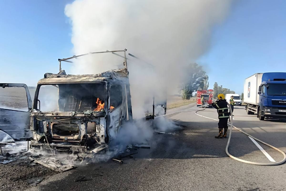 На трасі у Дніпропетровській області палав Mercedes 1