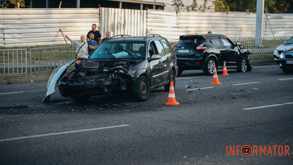 У Дніпрі на Космічній зіштовхнулись Ford та Nissan: рух ускладнено
