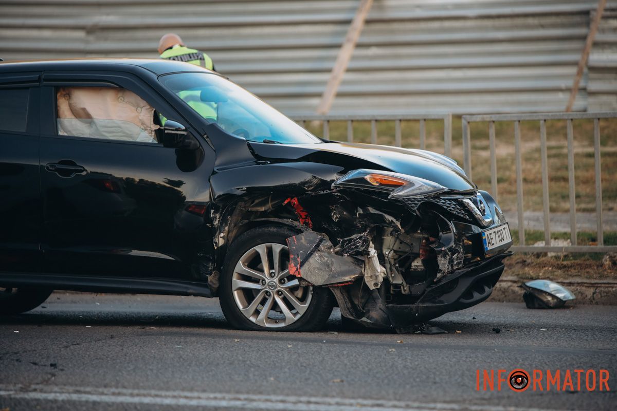 Від удару у Nissan пробило колесо