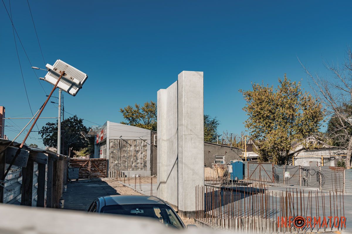 Тепер, щоб підійти до зупинки, потрібно огорожу обходити Тепер, щоб підійти до зупинки, потрібно огорожу обходити