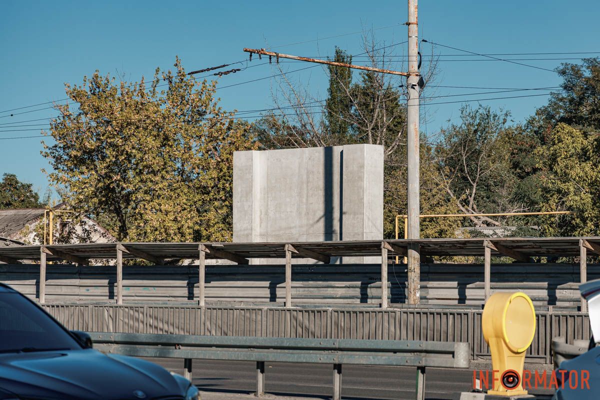 Надземний перехід будують на цій ділянці задля безпеки місцевих жителів Надземний перехід будують на цій ділянці задля безпеки місцевих жителів