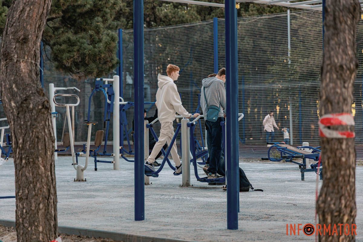 В конце августа в Днепре начали обновлять спортивную площадку в парке Писаржевского. Отремонтировали ли спортивную площадку в Днепре в парке Писаржевского 1