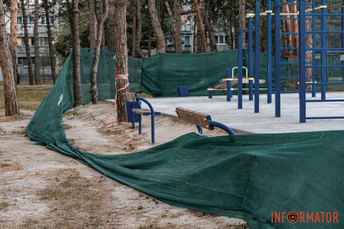 Сорвали ли ограждение — неизвестно Отремонтировали ли спортивную площадку в Днепре в парке Писаржевского 9