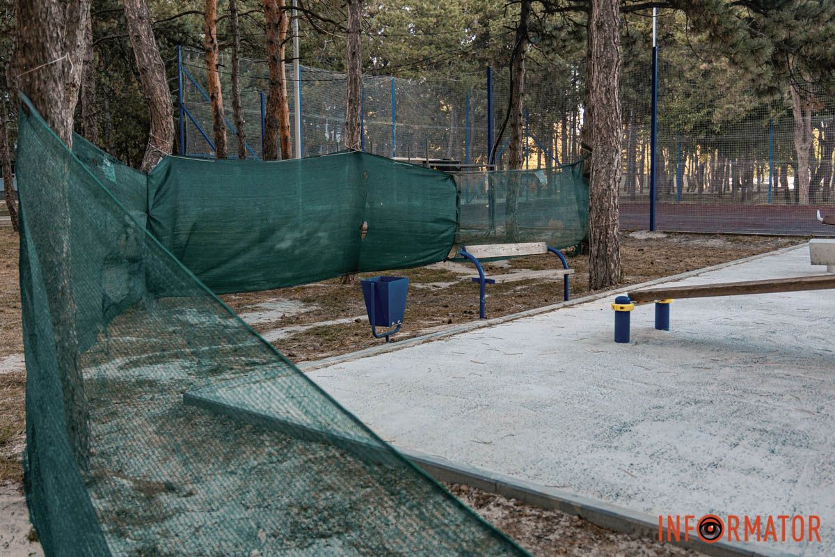 Также на месте мы заметили местных жителей Отремонтировали ли спортивную площадку в Днепре в парке Писаржевского 7