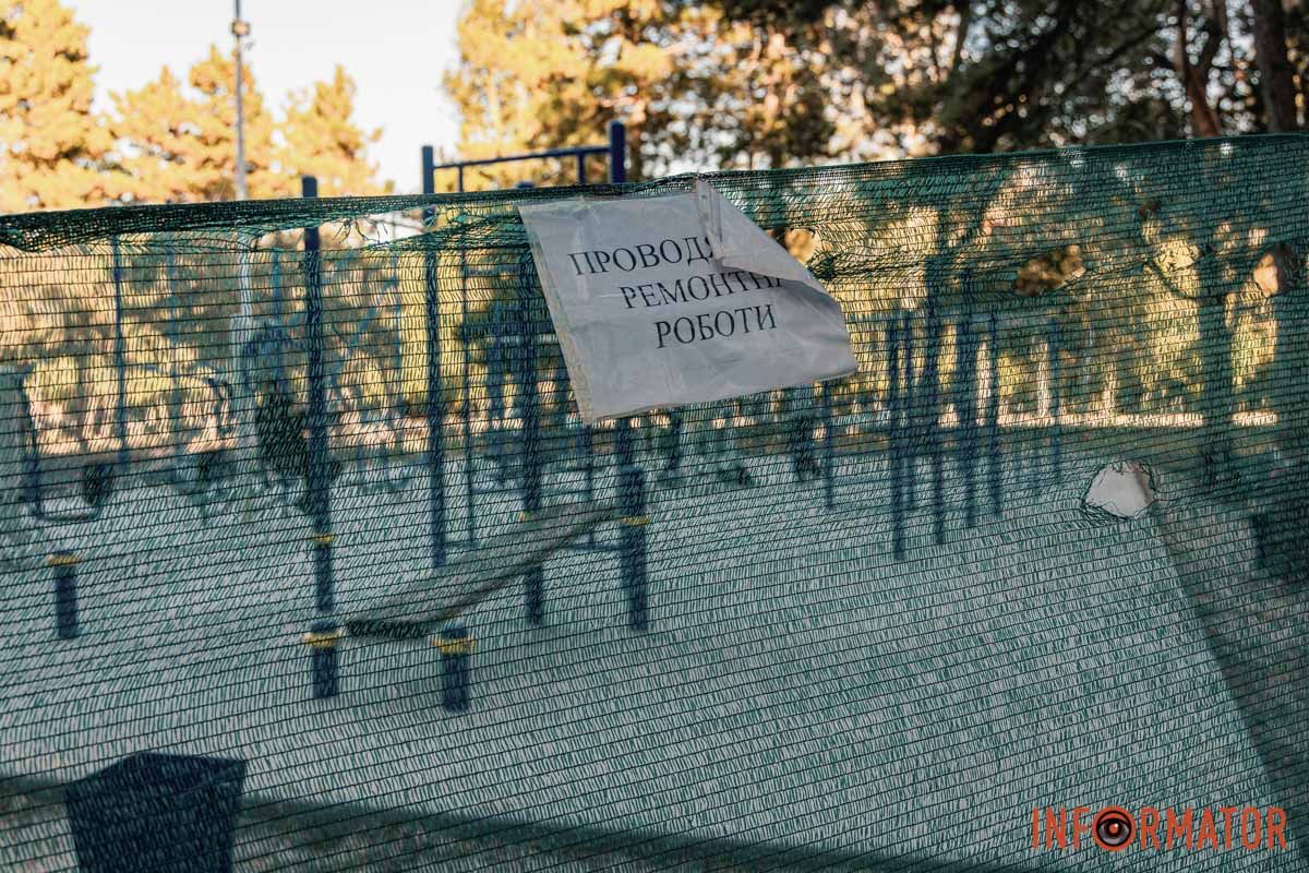 Однако можно увидеть обновленное покрытие Отремонтировали ли спортивную площадку в Днепре в парке Писаржевского 6