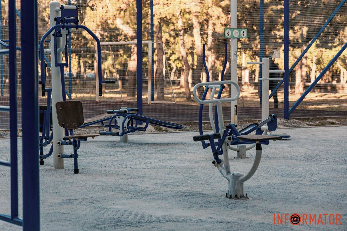 На месте работали коммунальщики Отремонтировали ли спортивную площадку в Днепре в парке Писаржевского 3