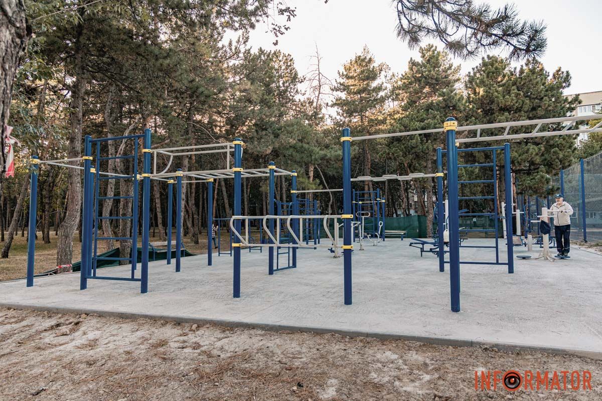 Они пришли позаниматься на тренажерах Отремонтировали ли спортивную площадку в Днепре в парке Писаржевского 8