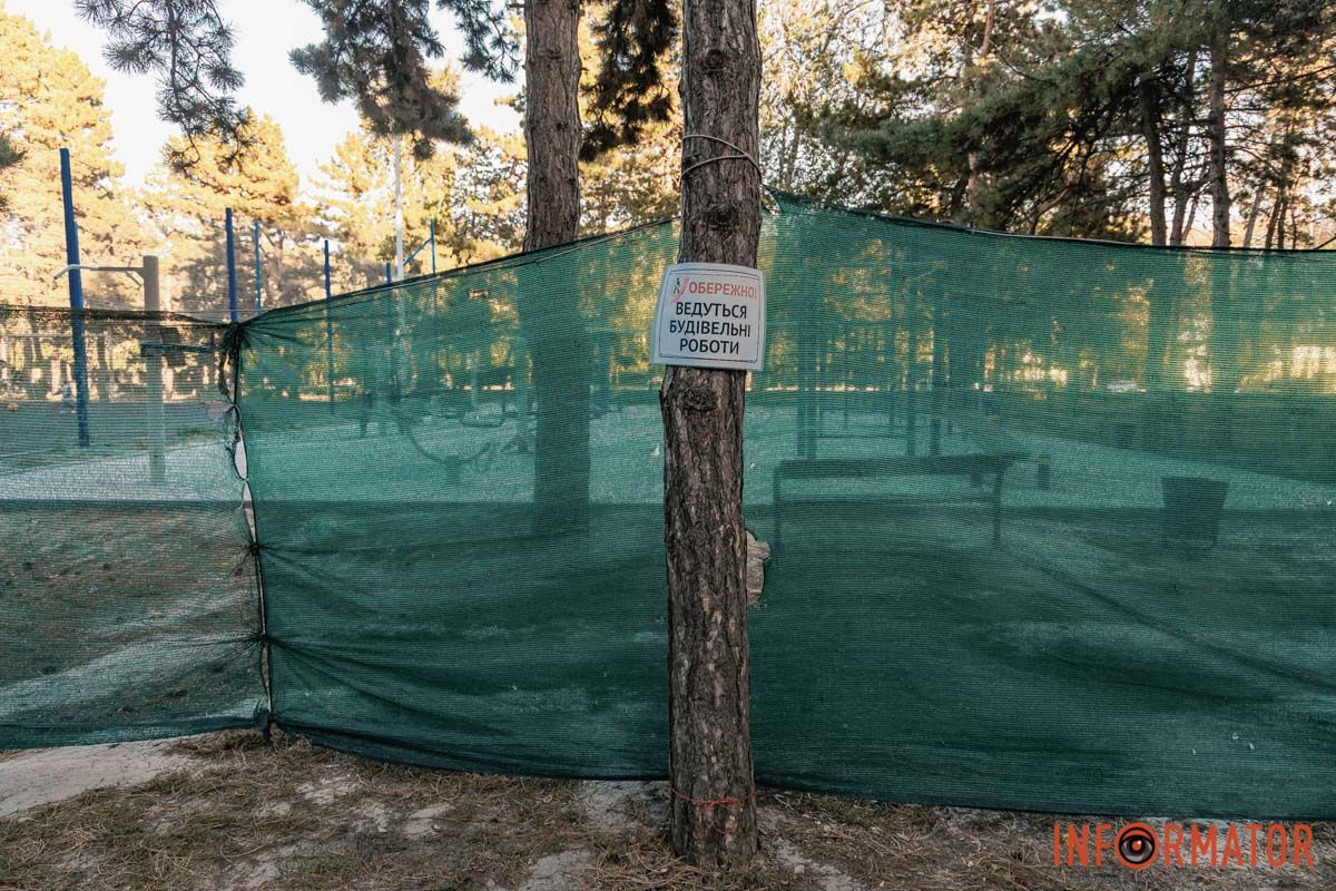 Пока работы еще продолжаются Отремонтировали ли спортивную площадку в Днепре в парке Писаржевского 5