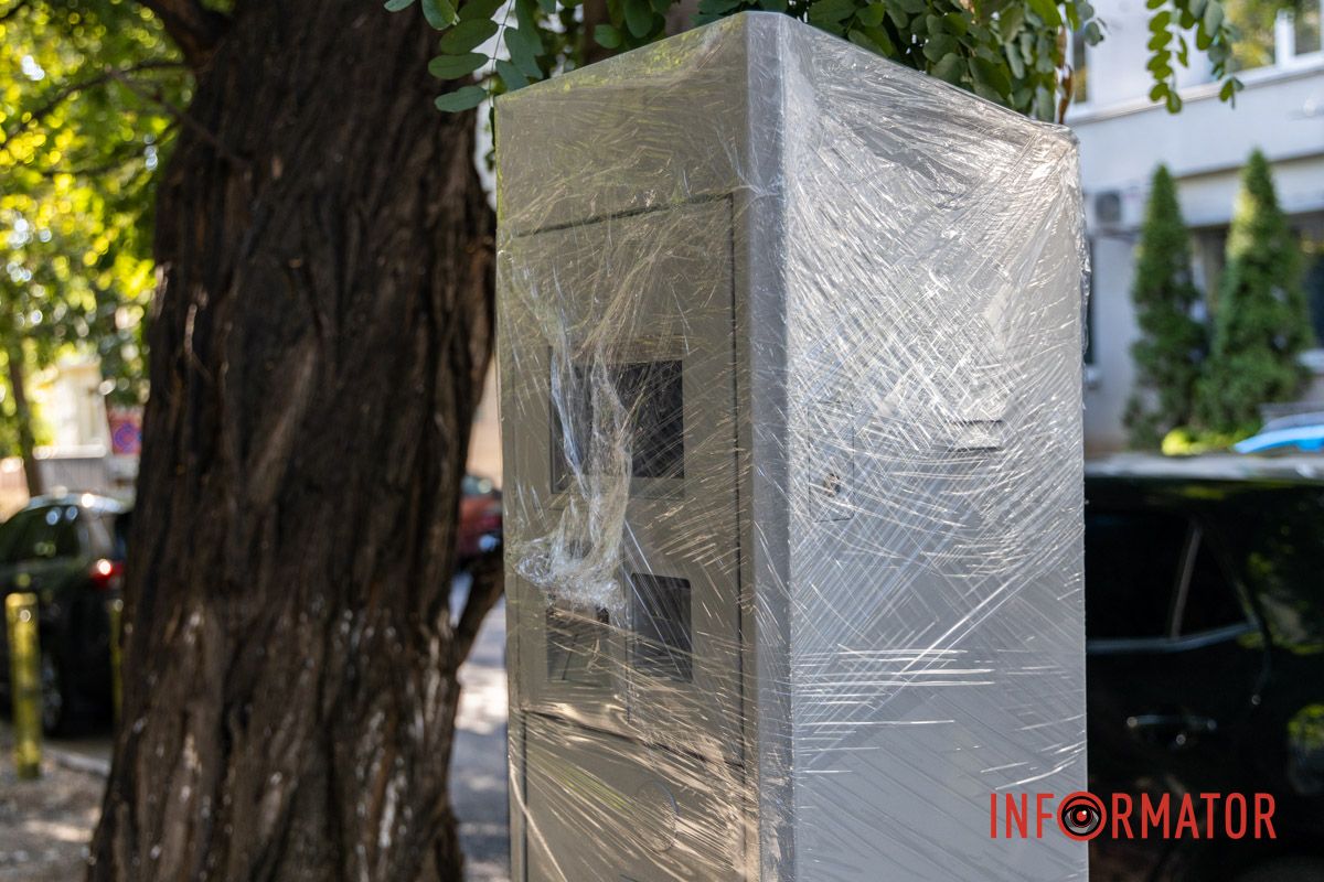 Еще даже упакован Парковочный беспредел: в Днепре на Ивана Акинфиева появились паркомат и антипарковые столбики 5