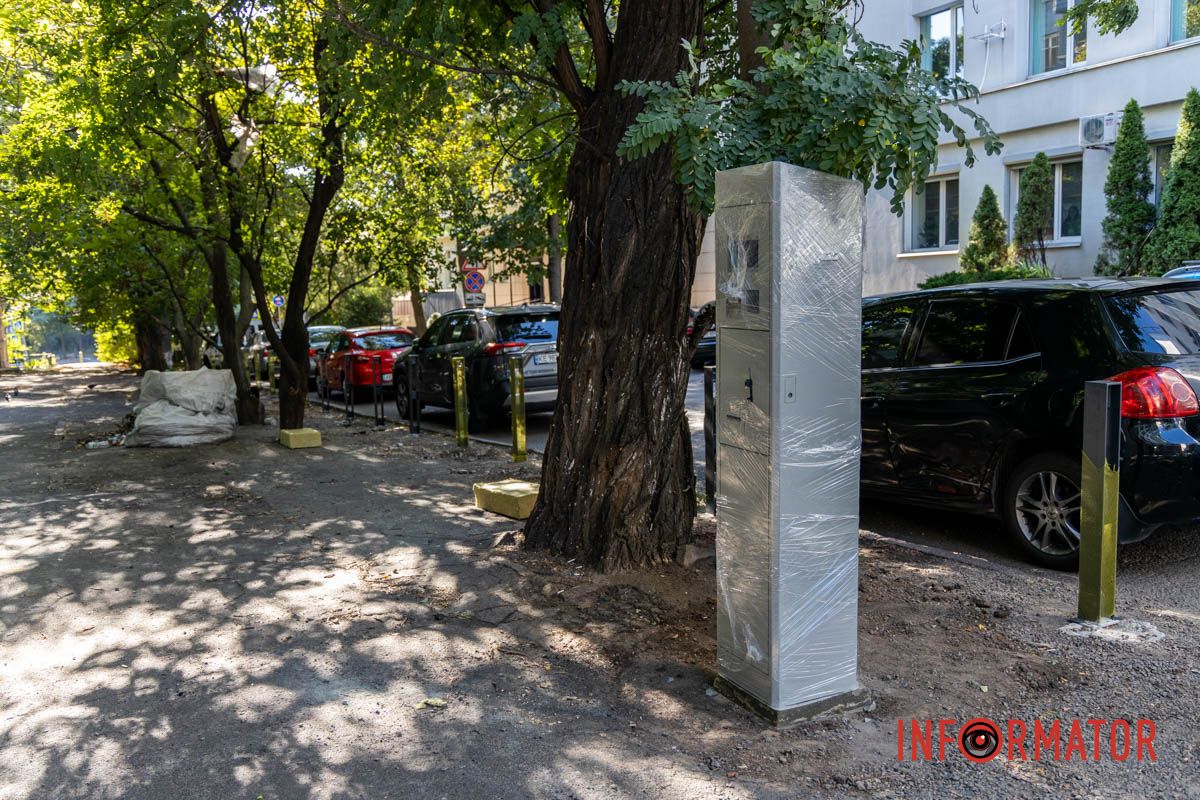 Такого красавчика установили на Ивана Акинфиева Парковочный беспредел: в Днепре на Ивана Акинфиева появились паркомат и антипарковые столбики 4