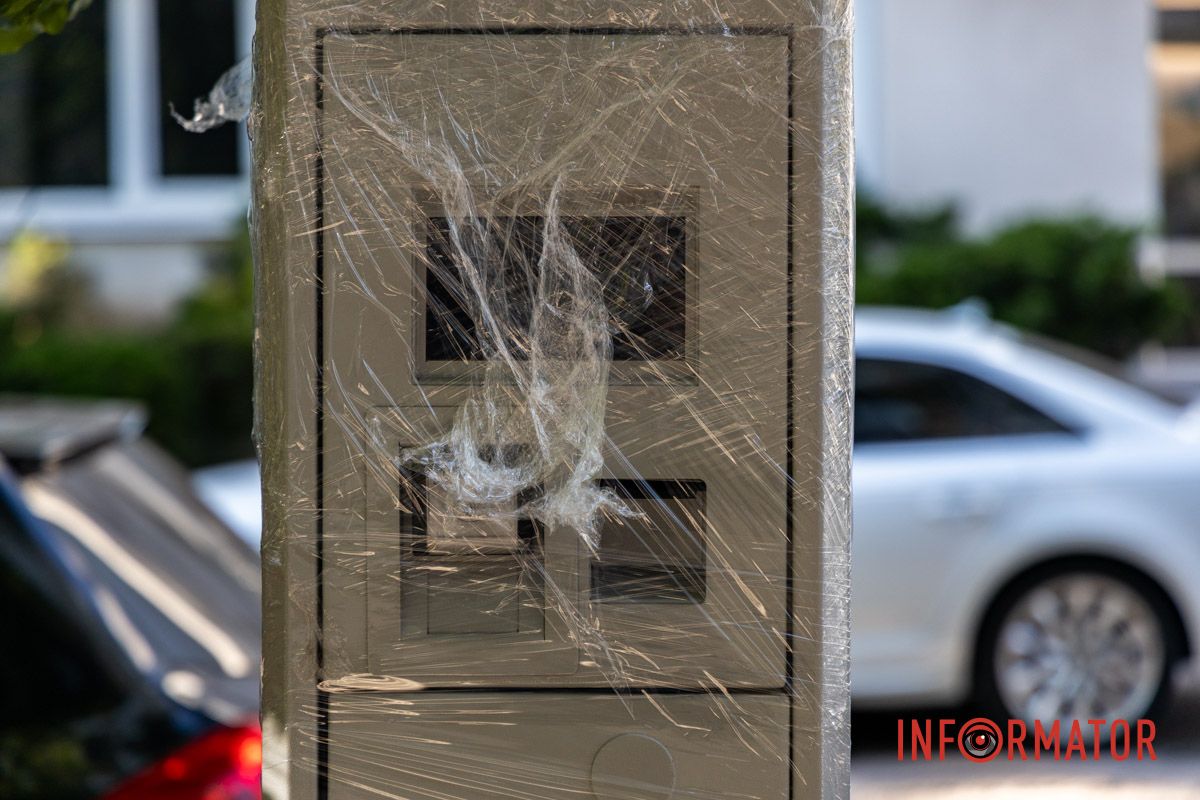 Смотрит на тебя. как на банкомат Парковочный беспредел: в Днепре на Ивана Акинфиева появились паркомат и антипарковые столбики 6