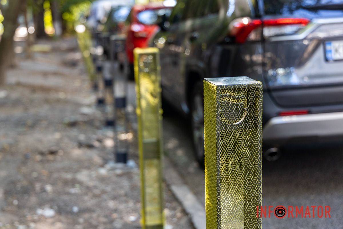 Новые антипарковые столбики Парковочный беспредел: в Днепре на Ивана Акинфиева появились паркомат и антипарковые столбики 7