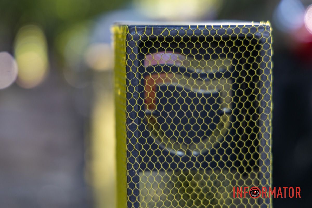 Тоже в упаковке Парковочный беспредел: в Днепре на Ивана Акинфиева появились паркомат и антипарковые столбики 8