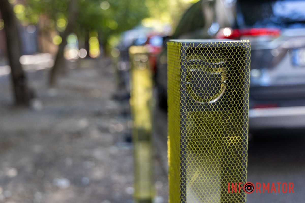 Три месяца назад на этом месте возник скандал Парковочный беспредел: в Днепре на Ивана Акинфиева появились паркомат и антипарковые столбики 15