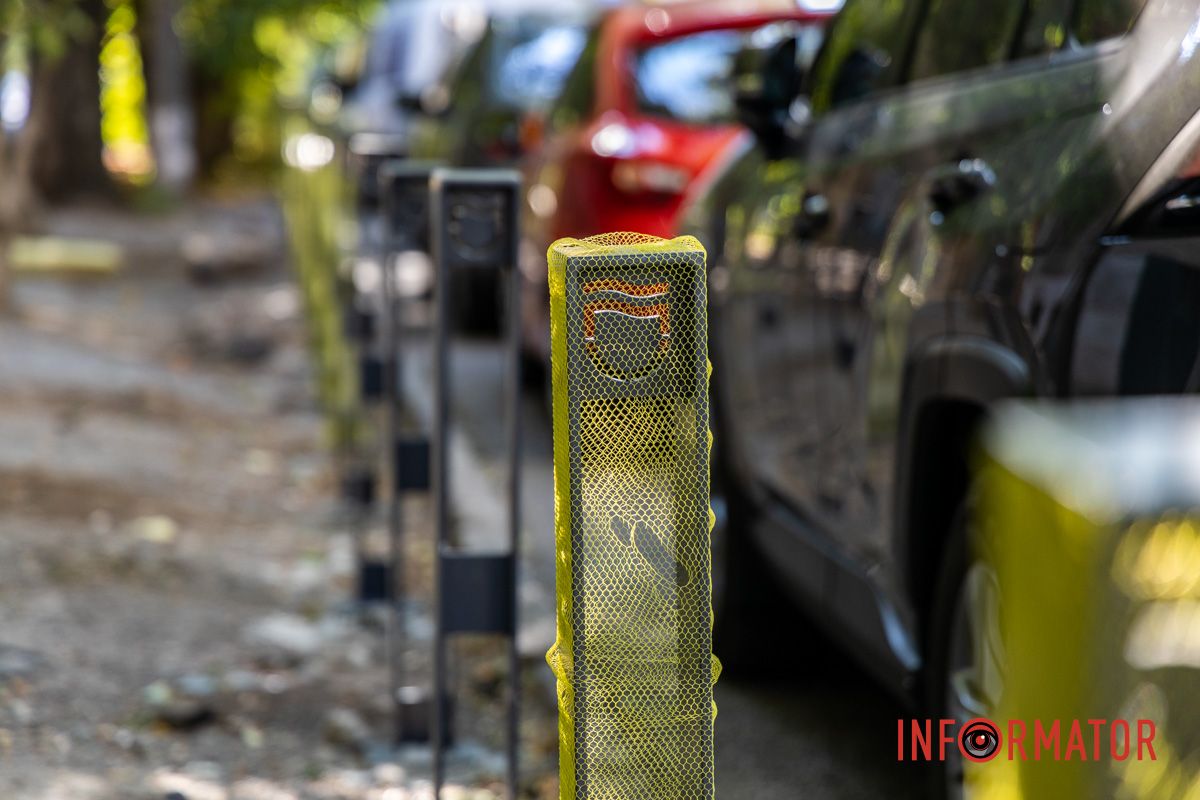 Столбики установили к концу улицы Парковочный беспредел: в Днепре на Ивана Акинфиева появились паркомат и антипарковые столбики 9