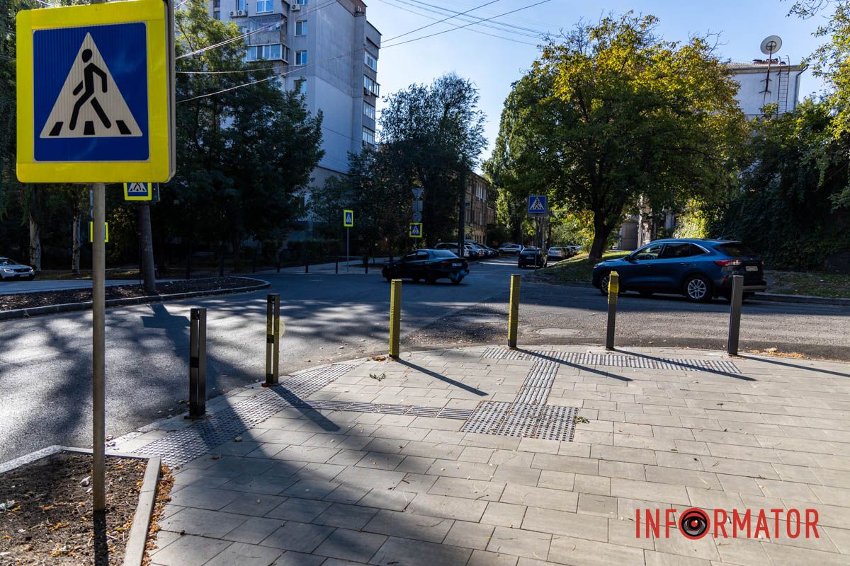 Мы остановимся. Парковочный беспредел: в Днепре на Ивана Акинфиева появились паркомат и антипарковые столбики 18