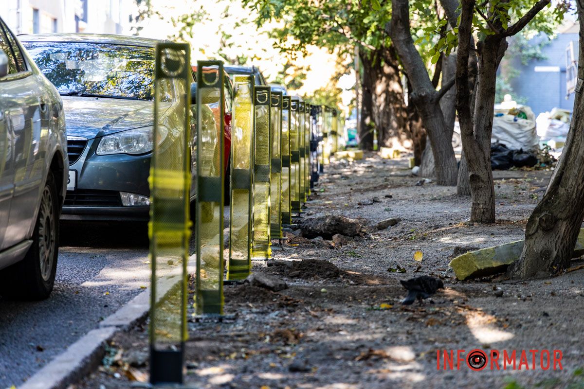 Теперь не парковаться Парковочный беспредел: в Днепре на Ивана Акинфиева появились паркомат и антипарковые столбики 12