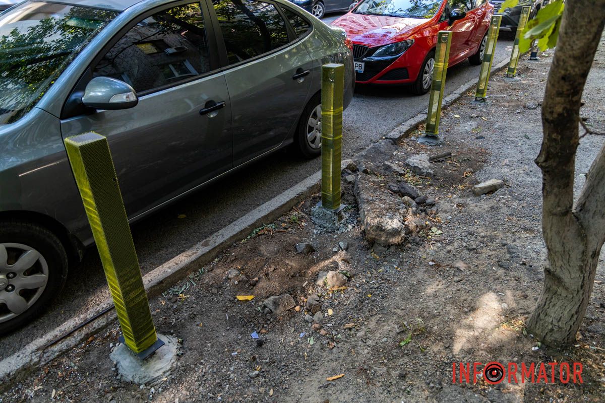 Разбитые дороги и столбики Парковочный беспредел: в Днепре на Ивана Акинфиева появились паркомат и антипарковые столбики 11