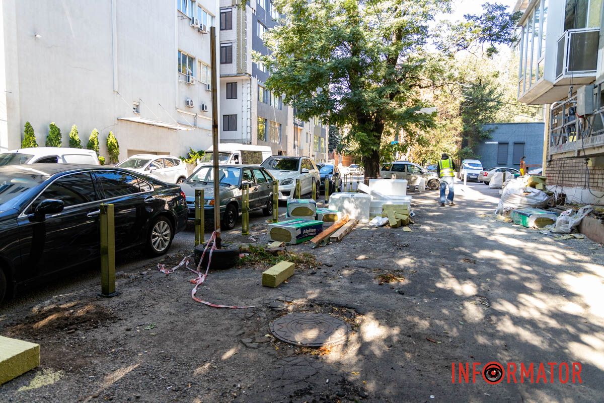 Установили 35 столбиков Парковочный беспредел: в Днепре на Ивана Акинфиева появились паркомат и антипарковые столбики 16