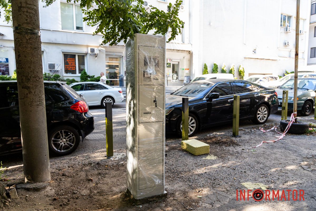 Паркомат установили возле офисного здания Парковочный беспредел: в Днепре на Ивана Акинфиева появились паркомат и антипарковые столбики 19