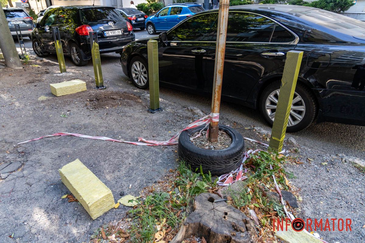 Скоро ждите разметку Парковочный беспредел: в Днепре на Ивана Акинфиева появились паркомат и антипарковые столбики 13