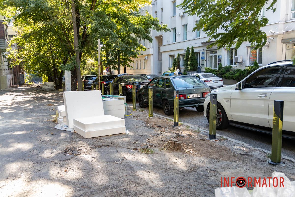 По состоянию на 26 сентября 2025 года Парковочный беспредел: в Днепре на Ивана Акинфиева появились паркомат и антипарковые столбики 17