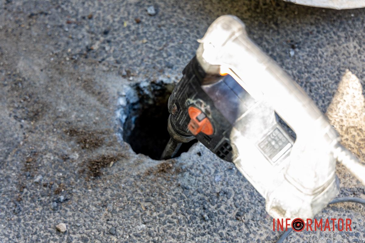 Столбик еще в процессе Парковочный беспредел: в Днепре на Ивана Акинфиева появились паркомат и антипарковые столбики 21