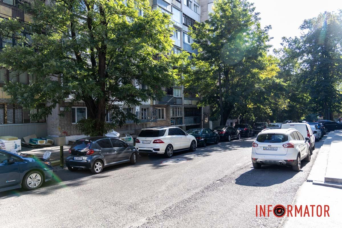 Когда ждать инспекторов? Парковочный беспредел: в Днепре на Ивана Акинфиева появились паркомат и антипарковые столбики 22