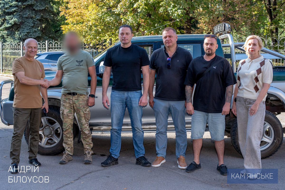 Пікап для потреб 25-ї окремої Січеславської бригади У Кам’янському передали пікап військовому з 25-ї окремої повітрянодесантної Січеславської бригади 1