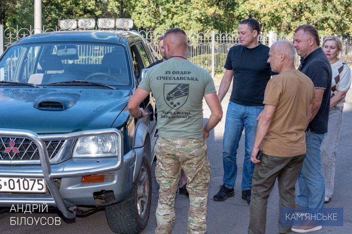 Авто допоможе підрозділу у виконанні бойових завдань У Кам’янському передали пікап військовому з 25-ї окремої повітрянодесантної Січеславської бригади 3