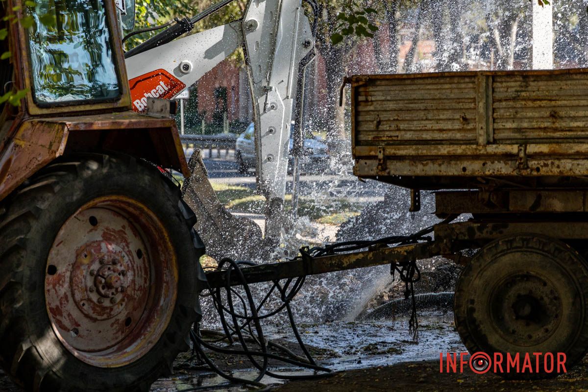 «Бесплатная автомойка» или как в Днепре на Криворожской из-под земли бил гейзер.