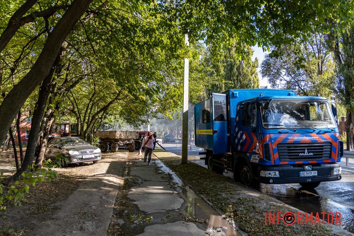 «Бесплатная автомойка» или как в Днепре на Криворожской из-под земли бил гейзер 5