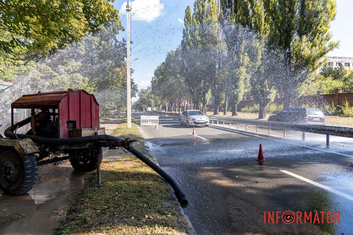 «Бесплатная автомойка» или как в Днепре на Криворожской из-под земли бил гейзер 7