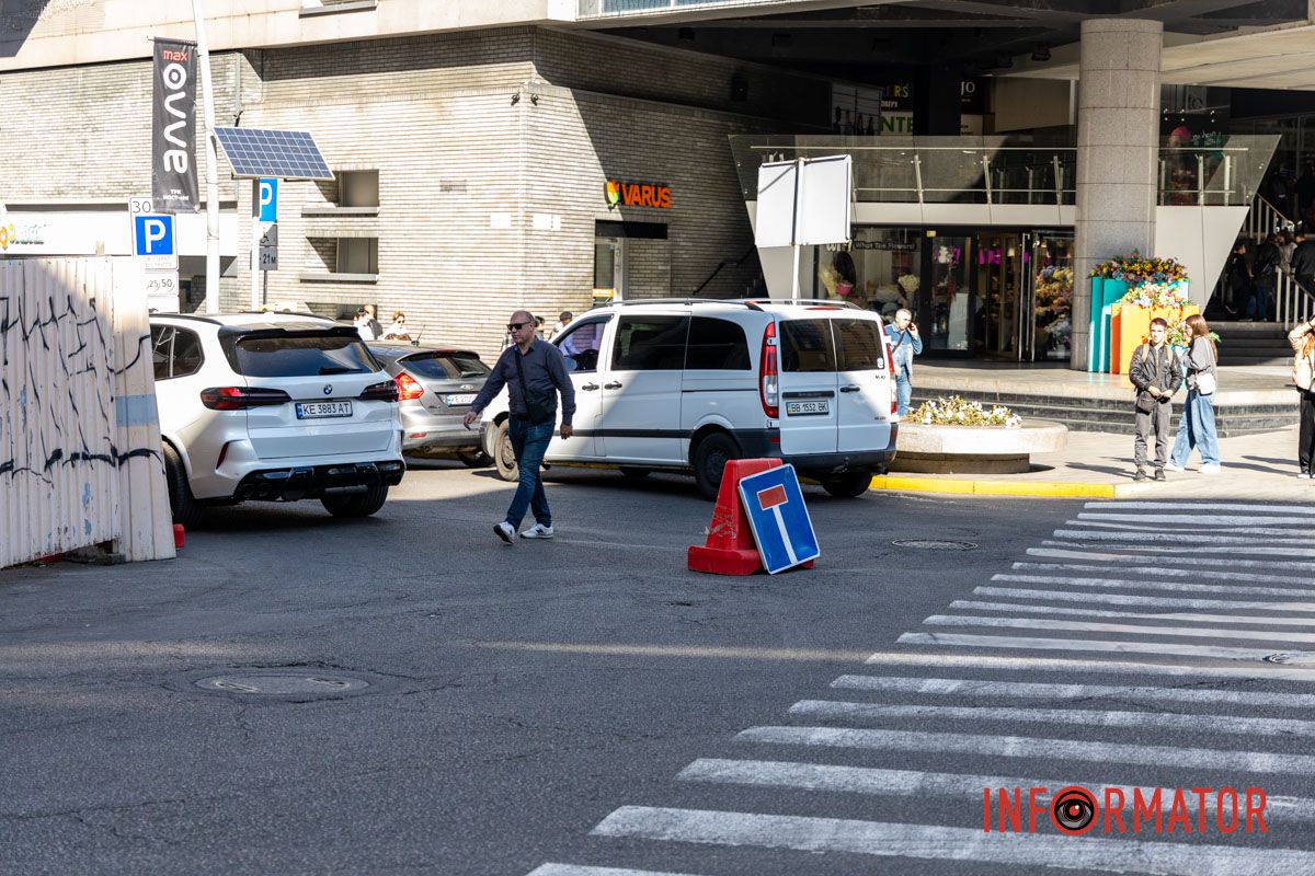 Люди йдуть під стрічки, машини розвертаються: у центрі Дніпра перекрили вулицю 2