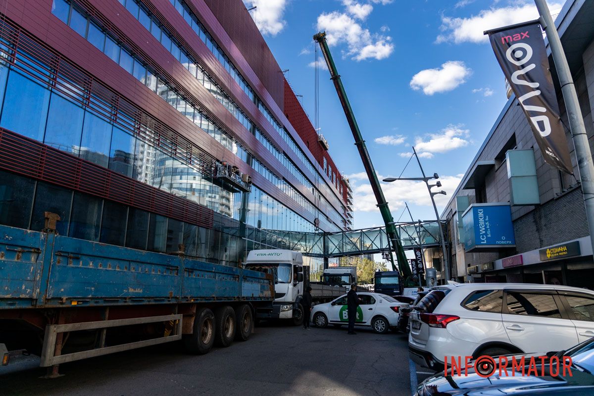Люди йдуть під стрічки, машини розвертаються: у центрі Дніпра перекрили вулицю 3