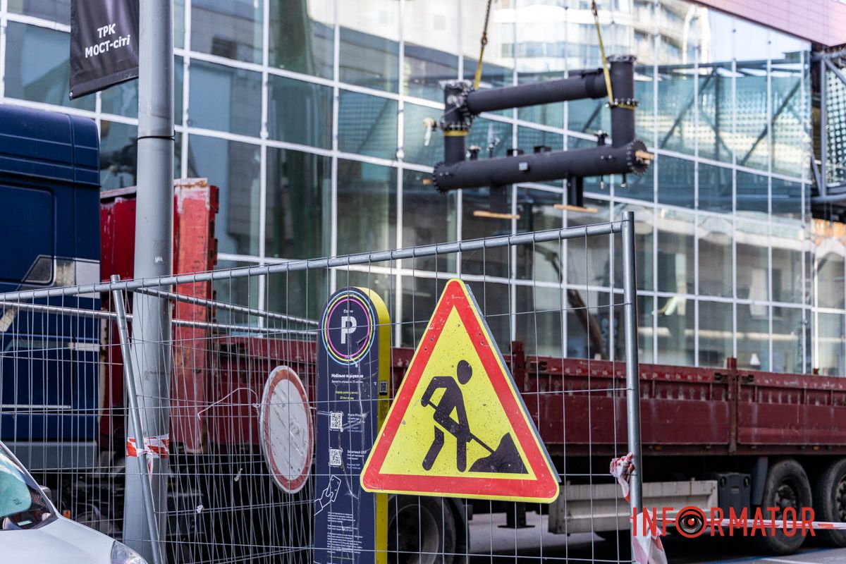 Люди йдуть під стрічки, машини розвертаються: у центрі Дніпра перекрили вулицю 4