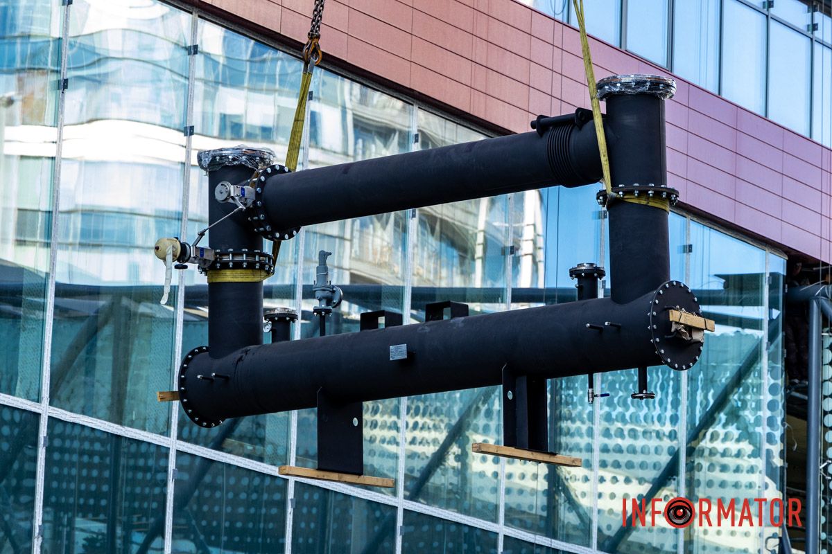 Люди йдуть під стрічки, машини розвертаються: у центрі Дніпра перекрили вулицю 6