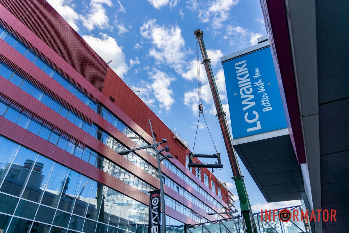 Люди йдуть під стрічки, машини розвертаються: у центрі Дніпра перекрили вулицю 7