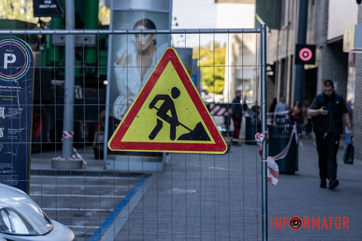 Люди йдуть під стрічки, машини розвертаються: у центрі Дніпра перекрили вулицю 8