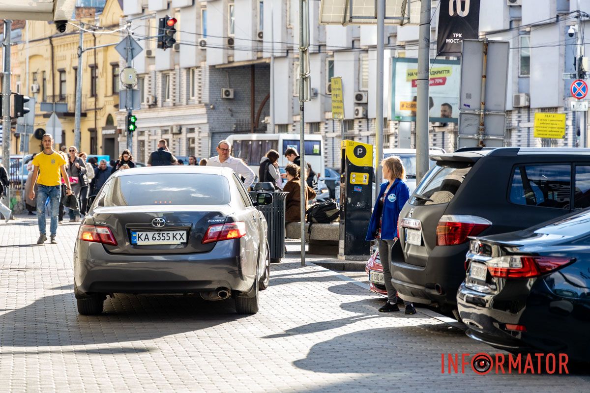 Люди йдуть під стрічки, машини розвертаються: у центрі Дніпра перекрили вулицю 9