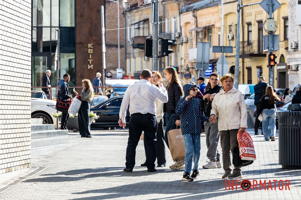 Люди йдуть під стрічки, машини розвертаються: у центрі Дніпра перекрили вулицю 10