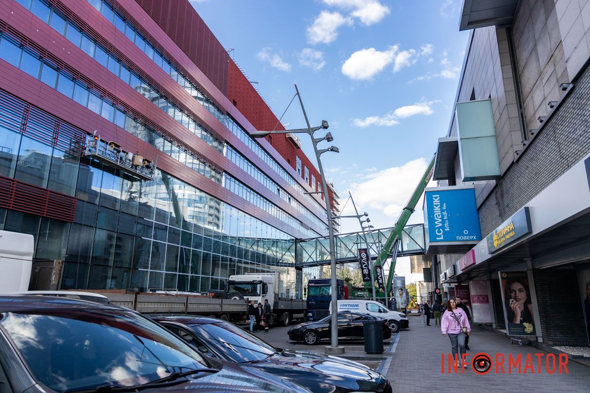 Люди йдуть під стрічки, машини розвертаються: у центрі Дніпра перекрили вулицю 11