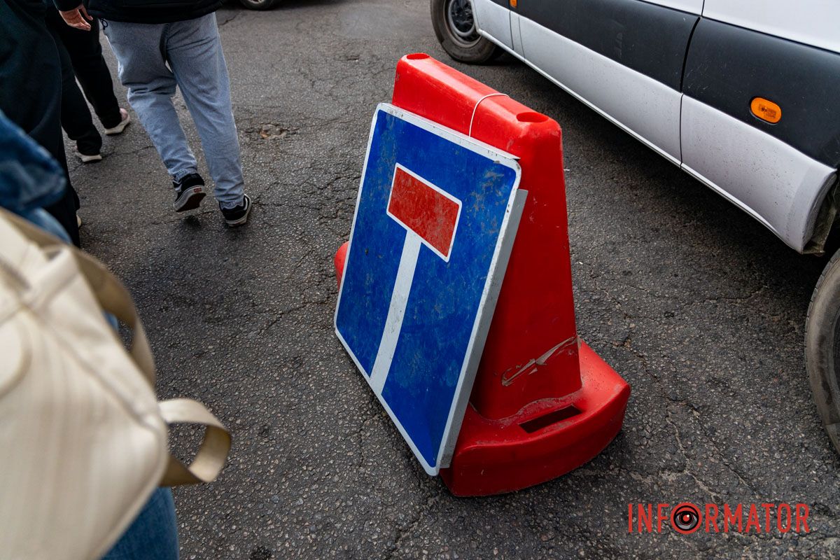Люди йдуть під стрічки, машини розвертаються: у центрі Дніпра перекрили вулицю 12