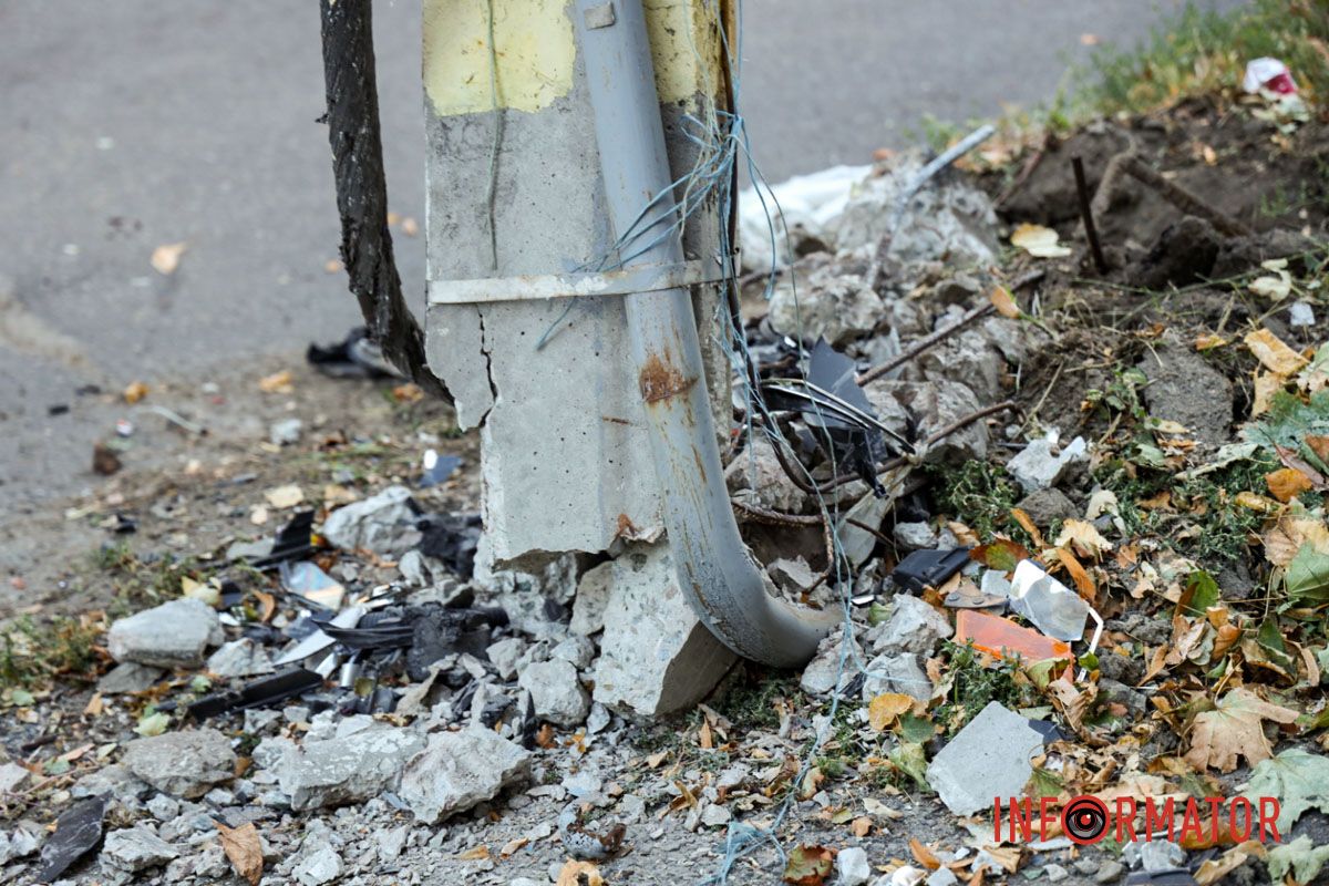 Там Volkswagen врезался в электросопротивление Там Volkswagen врезался в электросопротивление